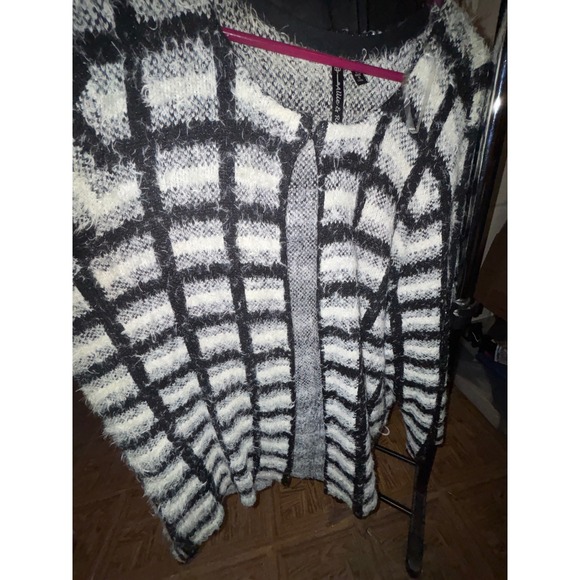 Allie & Rob Cardigan Black White Plaid Fuzzy Knit Button Front Size 3X - Picture 2 of 8